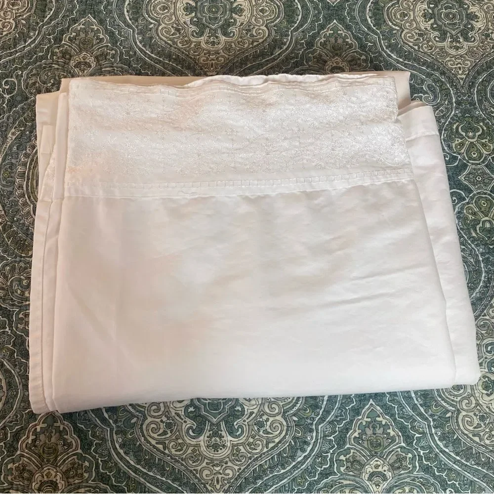 White Embroidered luxury Bedding Sheet - Elegant Floral Detail
